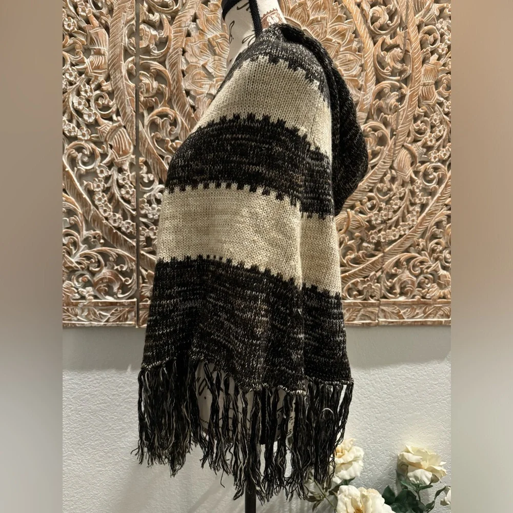 Anthropology Willow & Clay Fringe Hooded Poncho- size S - Picture 4 of 7
